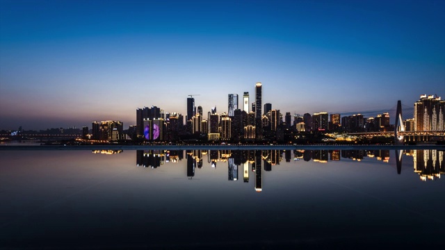 T/L WS LA Downtown City Skyline Water Reflection Dusk to Night Transition /重庆，中国视频下载