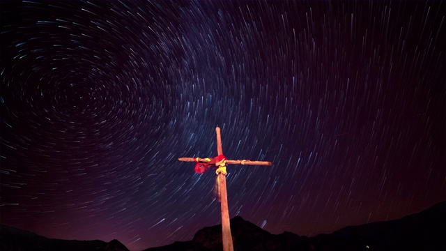 在西班牙比利牛斯山脉的夜晚，银河星星的轨迹令人惊叹的时间流逝。视频下载