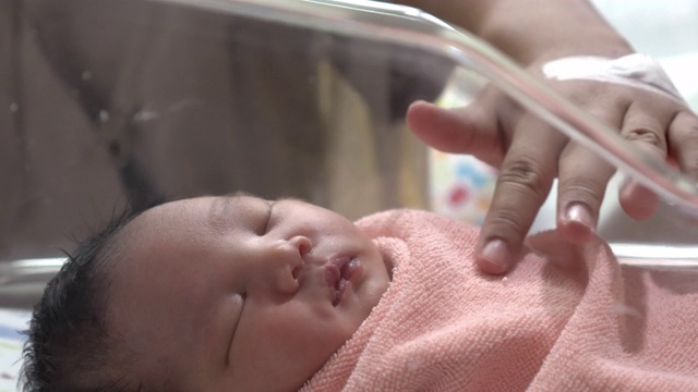 一个可爱的新生婴儿睡在病人康复室里视频素材