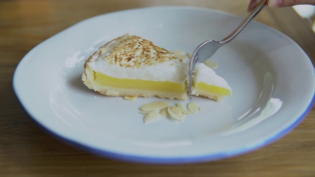 咖啡馆里的柠檬挞甜点视频下载