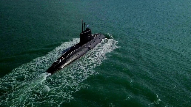 鸟瞰-公海上的潜艇视频下载