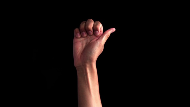 白种人聋人的手形成Asl一种用黑色隔开的字母符号，便于交流。视频下载