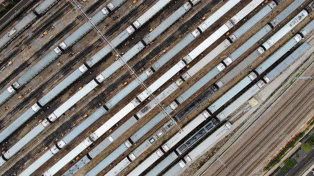 火车站及道路交通鸟瞰图(实时)视频素材