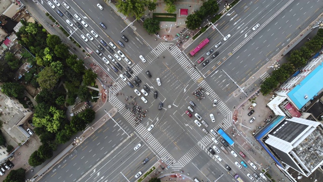 白天的城市街道十字路口无人机视角视频下载