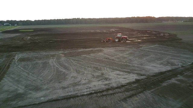 中耕机在田间工作，用犁在农田空中耕作视频下载
