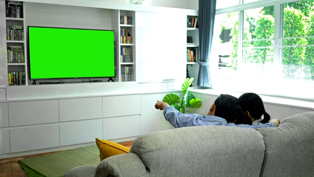 4K幸福家庭在客厅看绿屏电视视频下载