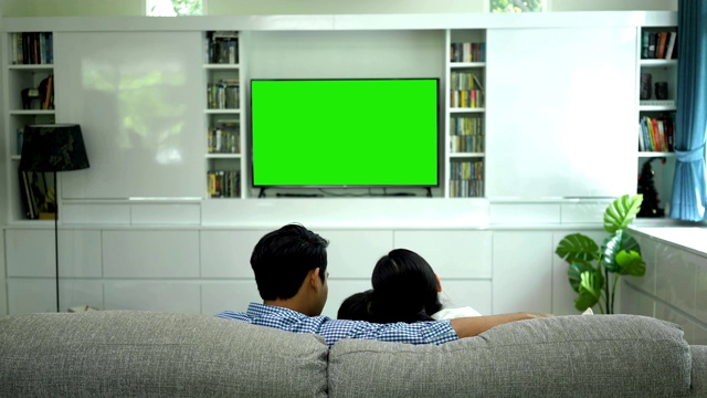 幸福家庭在客厅看绿屏电视视频素材
