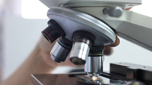 近距离女科学家显微镜在实验室视频下载