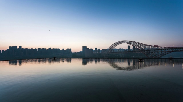 T/L WS LA市中心城市钢桥水反射/重庆，中国视频下载