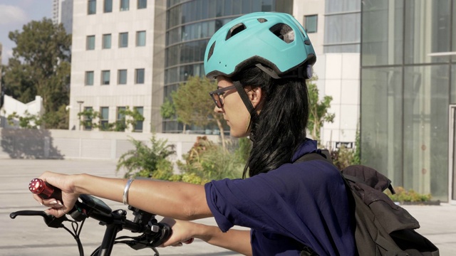 年轻女子骑电动自行车下班回家视频下载