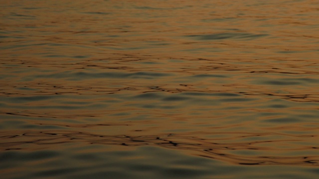 海面上的日落慢镜头视频素材