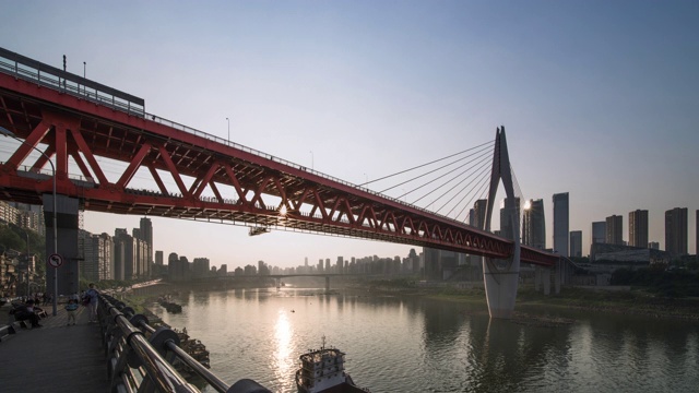 T/L WS LA地标式铁路桥与城市景观转型/重庆，中国视频下载