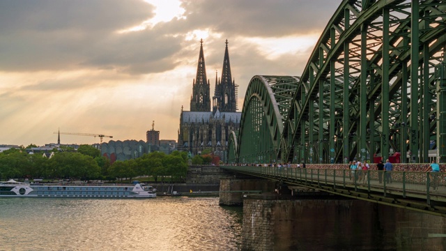 科隆大教堂和霍亨索伦桥- 4k时间在黄昏视频下载