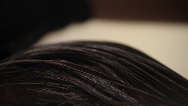 发型师使用染发剂使头发更亮视频素材