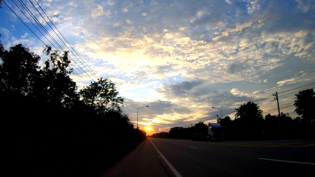 乡间小路上的日落景色。视频素材