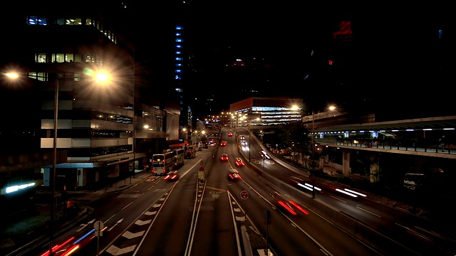 夜晚时光流逝的街道交通，现代化的城市景观和繁华的街道视频素材