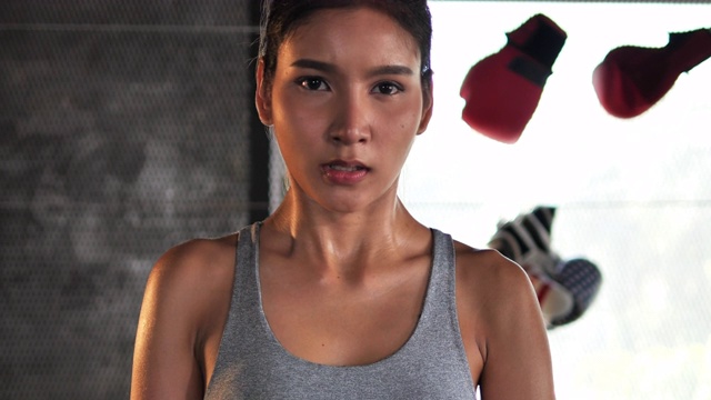 亚洲年轻女子健身女孩举重力量训练肩部肌肉。视频下载