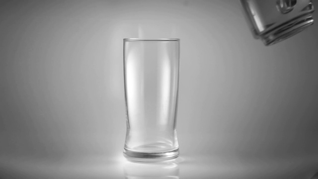 在一个白色的场景中向玻璃杯中倒入水视频素材