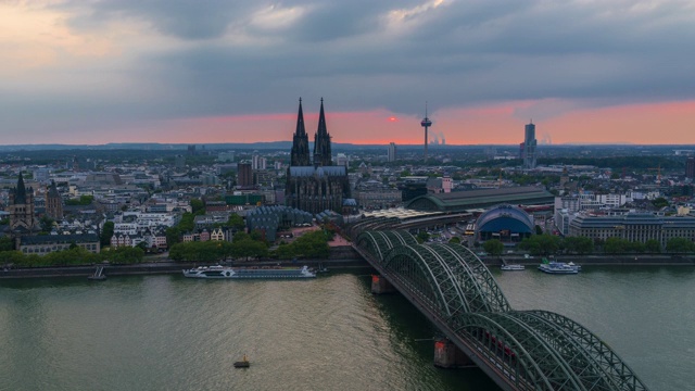 科隆和德国霍亨佐伦布鲁克的城市天际线-黄昏到夜晚4k时间流逝视频素材