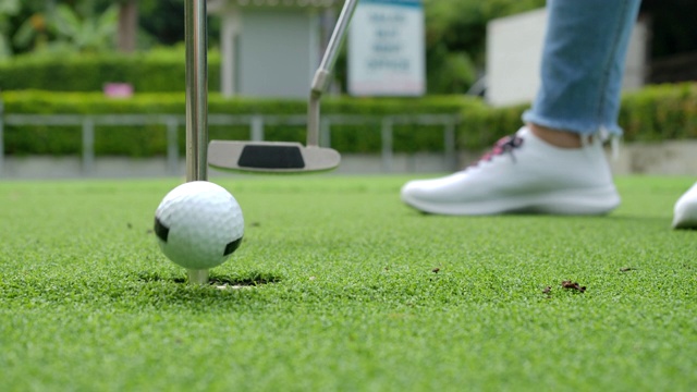 慢动作击球:女子推杆高尔夫球视频素材