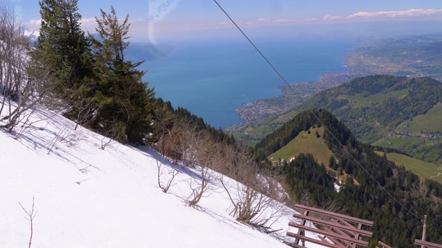 雪山中的齿轮列车。火车在陡峭的山上行驶上山。瑞士,阿尔卑斯山视频素材