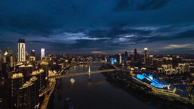 T/L WS HA高架观景江城市中心昼到夜过渡/重庆，中国视频下载