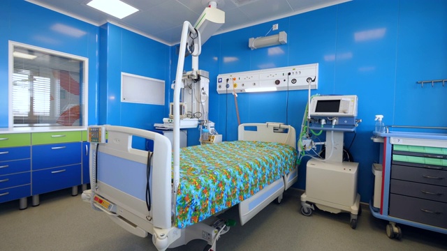 有床位和设备的现代医务室视频素材