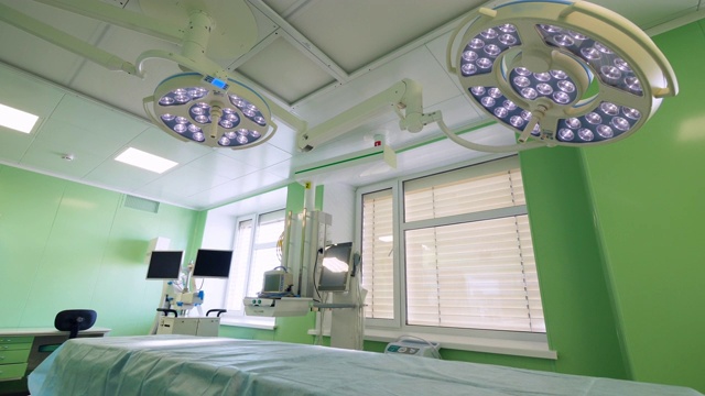 有床和功能灯的外科病房视频素材
