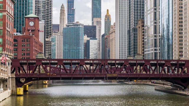 4K时间推移的芝加哥河与建筑物、街道桥梁和芝加哥市中心的滨河步道在芝加哥，伊利诺斯州，美国，商业和现代交通概念视频素材