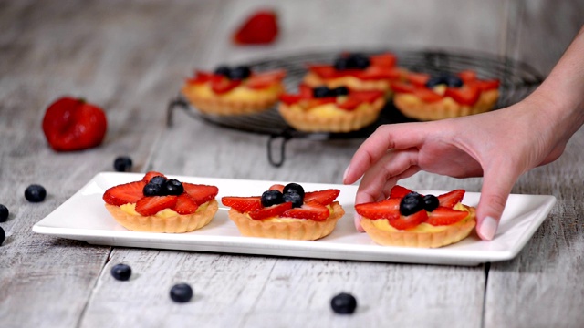 蛋挞，草莓和蓝莓。美味的甜点。视频素材