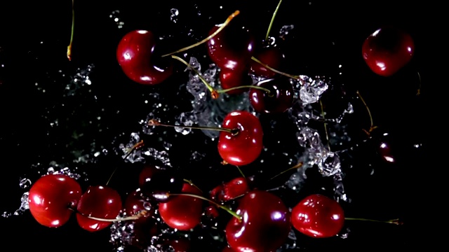 樱桃和水在镜头上跳跃视频素材