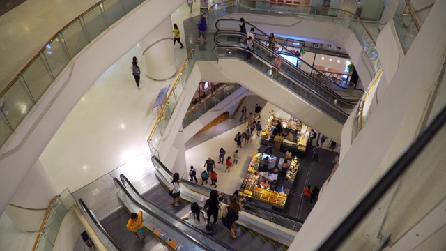 人们在购物中心的自动扶梯上走动视频下载