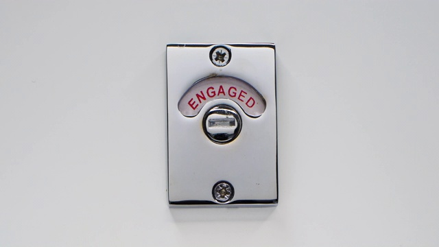 厕所锁指示器的特写。视频下载