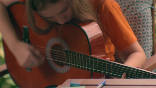 女孩弹吉他视频素材