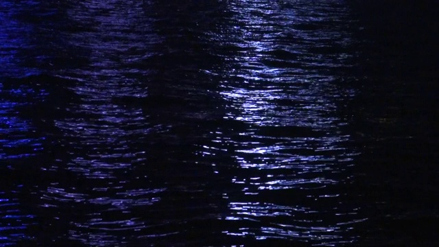 月亮倒映在海面上视频素材