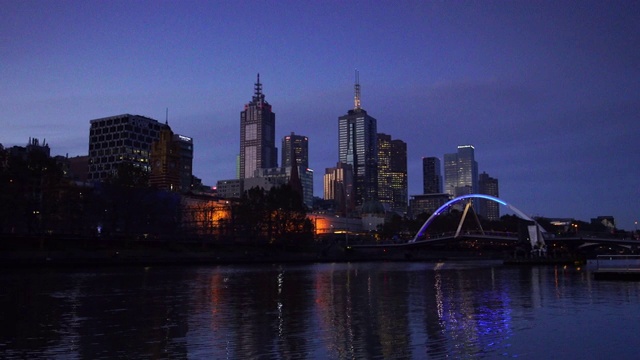 澳大利亚暮色中的墨尔本城市天际线视频下载