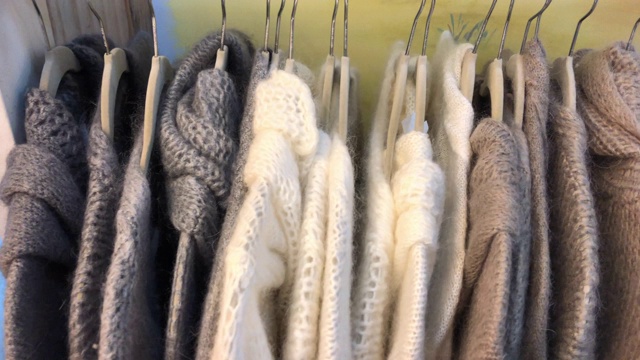 冬季服装陈列在商店的衣架上视频下载