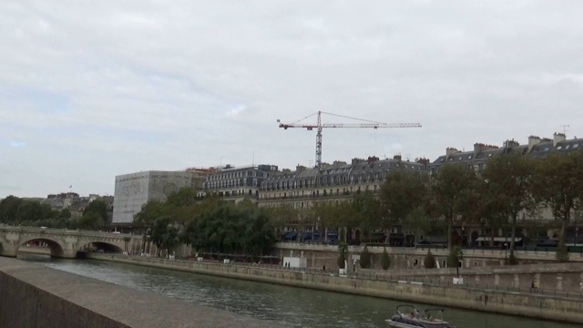 塞纳河和巴黎的一条街道视频素材