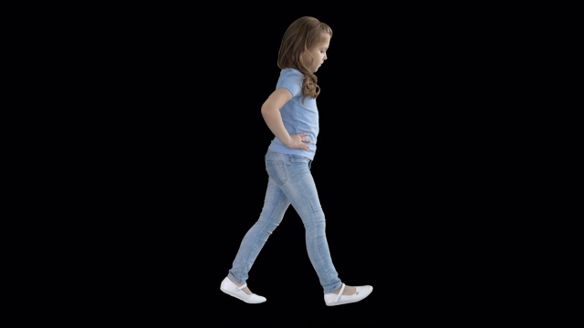 小女孩穿着便装走路，阿尔法频道视频素材