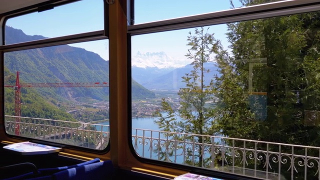 从瑞士村，蒙特勒市，日内瓦湖和阿尔卑斯山的山火车窗口观看视频素材