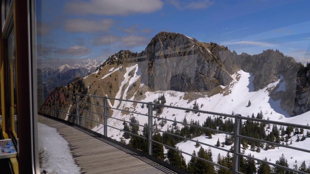 窗外的风景，移动的山地火车在下雪的瑞士阿尔卑斯山。城市蒙特勒视频素材
