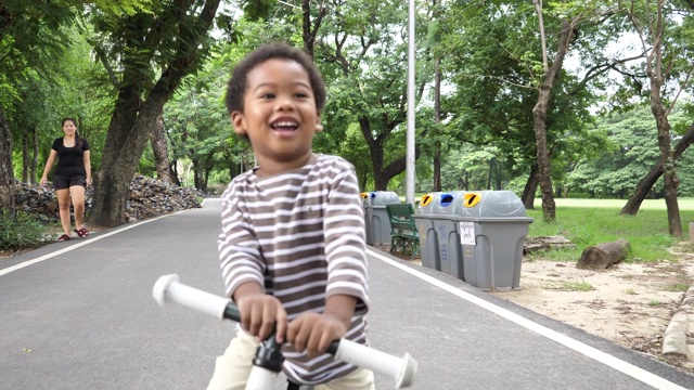 非洲儿童骑幼儿平衡自行车视频素材