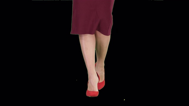 修长腿的女人穿着高跟鞋走路，阿尔法频道视频素材