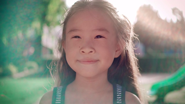 SLO MO近距离微笑的快乐亚洲女孩视频素材