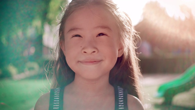 SLO MO近距离微笑的快乐亚洲女孩视频素材