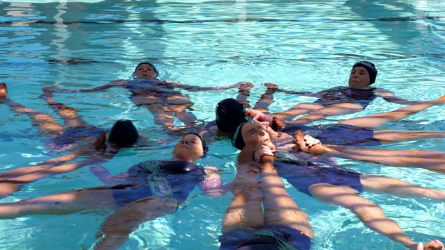 在常规动作中，高级女子花样游泳队的队形被抬高视频素材