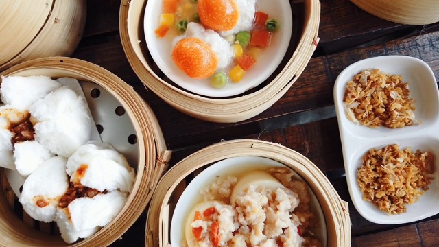 中国菜。吃各种传统蒸点心。亚洲街头小吃市场视频素材