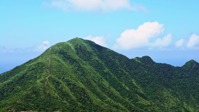 4K，鸟瞰图基隆港和山在新台北。美丽风景视频下载