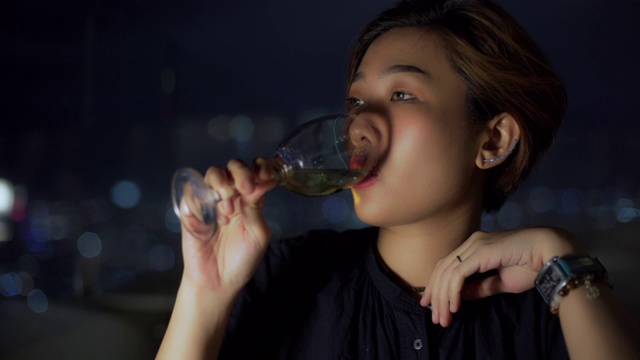 喝酒的女人。视频素材