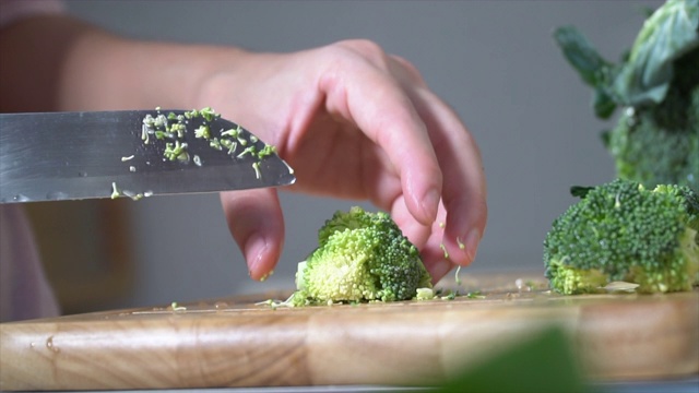 女厨师在木板上切花椰菜视频下载